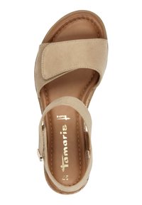 Beige semišové sandály se širokým nastavitelným páskem, otevřenou špičkou a polstrovanou stélkou, s embosovanou značkou na vnitřní straně.