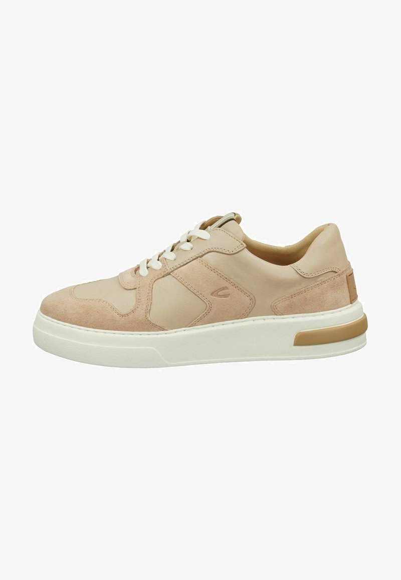 Beige Sneaker aus Leder und Wildleder, mit runder Zehenpartie, weißen Schnürsenkeln und einer dämpfenden weißen Sohle mit einem braunen Akzent.