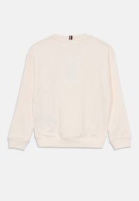 Cremefarvet sweatshirt med lange ærmer, ribbede manchetter og kant, samt en lille stribet detalje ved halsudskæringen. Blødt stof med glat tekstur.