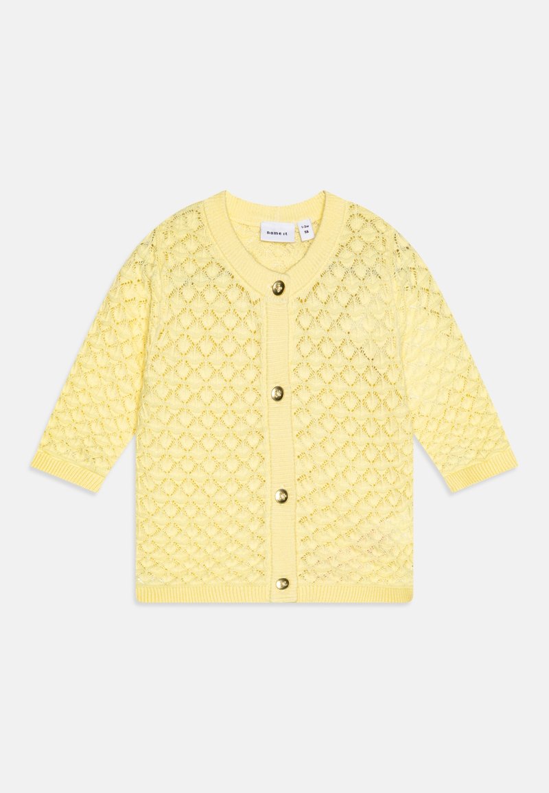 Cardigan bébé jaune tricoté avec un motif en diamants, manches longues, poignets côtelés et quatre boutons de couleur or sur le devant.
