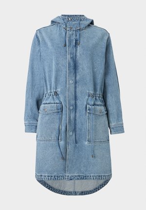 Kurtka dżinsowa w jasnoniebieskim kolorze, z kapturem, zapięciem na guziki, ściągaczem w talii oraz dwoma przednimi kieszeniami ze szczegółami szwów.