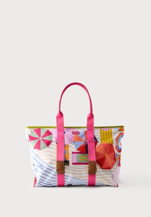 Torba tote z roza ročaji, ki prikazuje pisano vzorec plažne senčnike in modro črtasto ozadje na beli osnovi.