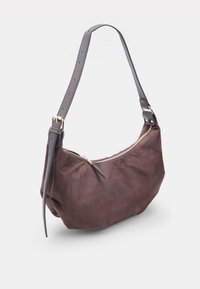 Borsa a spalla in suede marrone con una singola tracolla regolabile e zip dorata. Design morbido e sfilacciato con una finitura testurizzata.