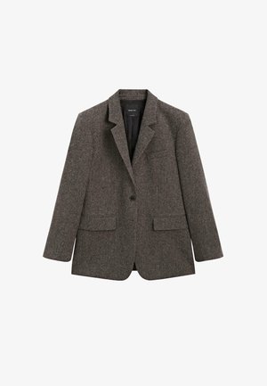 Blazer in lana grigio scuro a un bottone con rever a cono, due tasche anteriori con pattina e una tasca a filetto sul petto, mostrato su uno sfondo bianco.