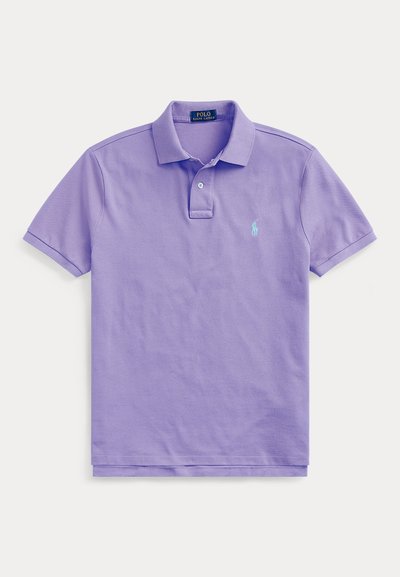 Lavendelfarbenes Poloshirt mit kurzen Ärmeln, Kragen, zweiknöpfiger Knopfleiste und hellblau gesticktem Logo auf der Brust.