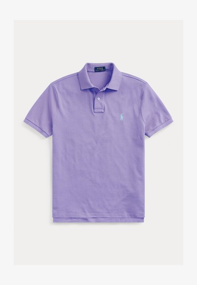 Lavendelfarbenes Poloshirt mit kurzen Ärmeln, Kragen, zweiknöpfiger Knopfleiste und hellblau gesticktem Logo auf der Brust.