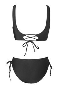 Conjunto de bikini negro que presenta un top con un escote ancho en forma de scoop y detalles de entrecruzado, complementado con braguitas de lazo en los lados ajustables.