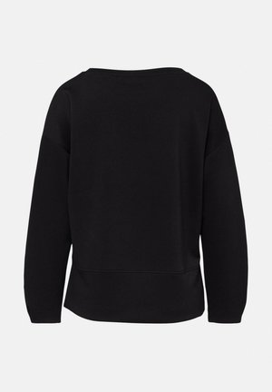 Czarna bluza z długim rękawem o luźnym kroju, z dekoltem typu łódka oraz widocznym szwem na plecach i na dolnym brzegu.