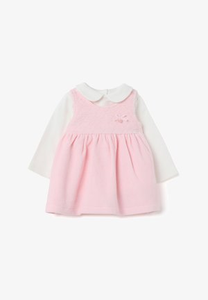 Vestido rosa con un cuerpo acolchado, mangas cortas y un cuello blanco. Presenta un lazo decorativo y una falda acampanada. Textura de tela suave.