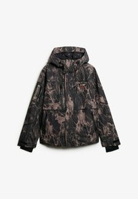 Donker camouflaged patroon capuchonjack met meerdere ritszakken, zwarte verstelbare manchetten en merkpatches op de borst en linkermouw.