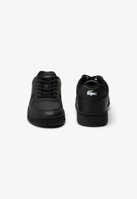 Zapatillas de cuero negro cuentan con una puntera redondeada, sistema de cordones en el frente, collar acolchado y un logo blanco en el lateral y el talón. Suela de goma texturizada.