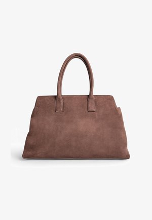 Ruda suedinė tote krepšys su dviem vertikaliais rankenėlėmis, struktūrizuota stačiakampio forma ir glotnia tekstūra. Išsiskiria švariomis linijomis ir nematomu tvirtinimu.