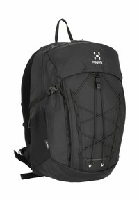 Mochila negra con una tela texturizada, que cuenta con un sistema de cordón bungee en la parte frontal, correas ajustables y un logo en la parte superior.