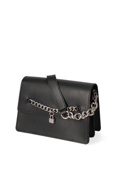 Sac en cuir noir de forme rectangulaire, avec un rabat à rabat, accent en chaîne argentée et détail de verrou décoratif. Texture lisse et design minimaliste.