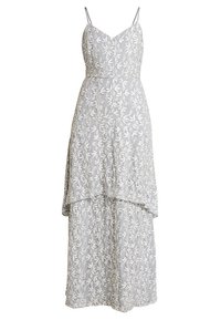 Jasnoszara sukienka maxi z misternym białym haftem kwiatowym, z regulowanymi ramiączkami oraz warstwowym fasonem.