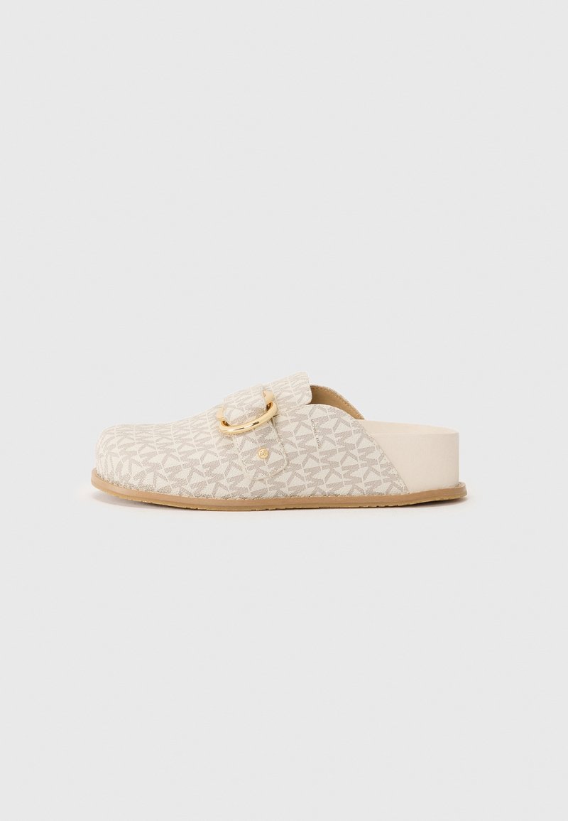 Scarpa clog beige con un motivo intrecciato, caratterizzata da una fibbia dorata, punta arrotondata e suola testurizzata. Design piatto con apertura sul retro e sui lati.