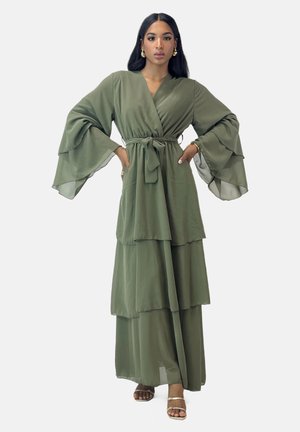 Robe longue olive à étages en chiffon léger avec des manches larges évasées et une taille ceinturée. Présente une silhouette fluide et des couches transparentes.