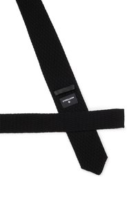 Schwarze gestrickte Suspenders mit einem strukturierten Muster, verstellbaren Trägern und einem kleinen Logotag in der Mitte.