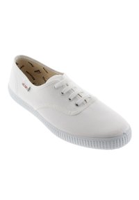 Scarpa da ginnastica bianca con punta arrotondata, design con lacci e suola di gomma testurizzata. Presenta un piccolo logo multicolore vicino al tallone.