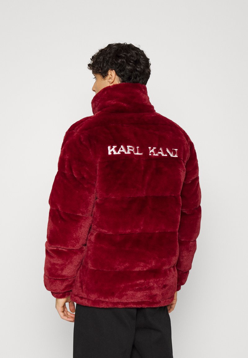 karl-kani-og-fake-fur-puffer-jacket-unisex-winterjas-dark-red-rood