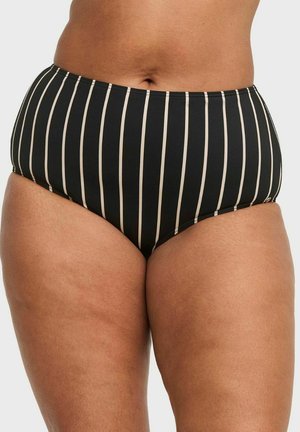 Middendeel en bovenbenen van een persoon die zwarte, hooggetailleerde zwemshorts met verticale witte strepen draagt.