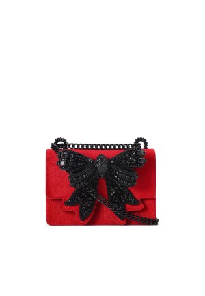 Borsa a tracolla in velluto rosso con decorazione a fiocco di perline nere e tracolla a catena nera su sfondo bianco.