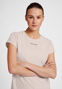 Hummel HMLZANDRA - T-shirt - bas - pumice stone melange