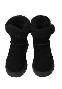 Pár černých zimních bot s tlustou gumovou podrážkou a měkkým kožíškem přehnutým přes vršek, pohled zhora.