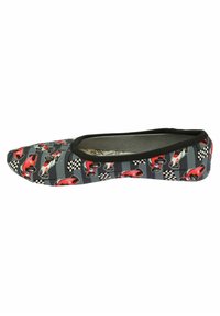 Flache Schuhe mit schwarzem Besatz und gemusterter Stoffoberfläche mit roten Rennwagen und karierter Flagge auf grauem Hintergrund. Leicht und flexibel.