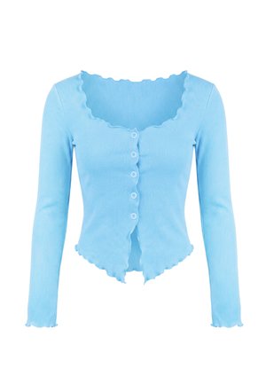 Lichtblauwe geribbelde cropped cardigan met lange mouwen, geschulpte randen en vijf knopen aan de voorkant tegen een witte achtergrond.