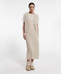 Beżowa sukienka do kolan z kamizelką zapinaną na guziki, krótkimi rękawami i luźnym krojem, wykonana z miękkiego, teksturowanego materiału.