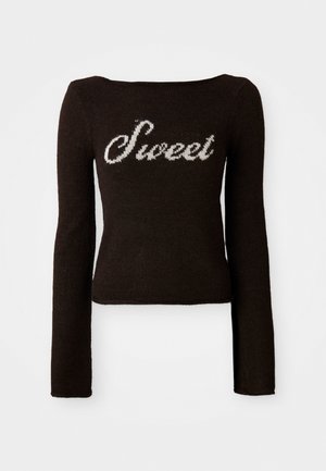 Mørkebrun langermet strikket topp med hvit skriveskrift "Sweet" over brystet, tettsittende silhuett og lett avrundet halsutskjæring.