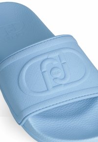 Sandale de plajă de culoare albastră deschisă, cu curea texturată, având un logo embosat. Talpă netedă și toc ușor ridicat pentru confort.