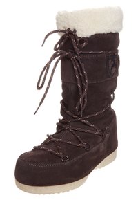 Botín de invierno de ante marrón con forro de pelo sintético, parte delantera con cordones, suela de goma texturizada y detalle del logotipo en el costado.