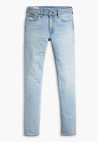 Jeans de mezclilla azul claro con corte recto, cinco bolsillos, remaches de latón y dobladillo cosido. Textura suave y cintura de altura media clásica.