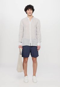 120% Lino MEN BERMUDA - Shorts - navy blue fade