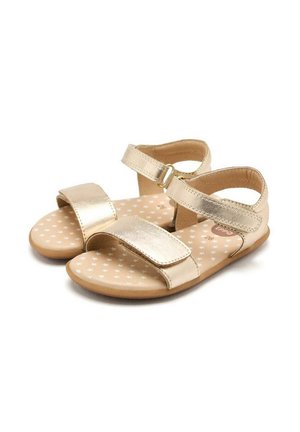 Sandalias metálicas doradas con dos correas anchas y un detalle de hebilla. La plantilla presenta un fondo beige con patrones de estrellas blancas. Diseño ligero.