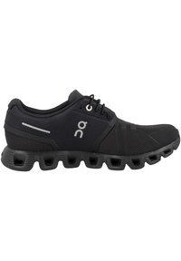 Czarne buty sportowe wykonane z siateczki i materiałów syntetycznych, z teksturowaną cholewką, zapięciem na sznurowadła oraz charakterystyczną, amortyzowaną podeszwą.