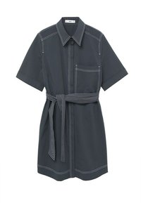 Robe chemise gris foncé avec manches courtes, poche avant et ceinture nouée. Des coutures blanches contrastantes le long des coutures et de l'ourlet ajoutent du détail.