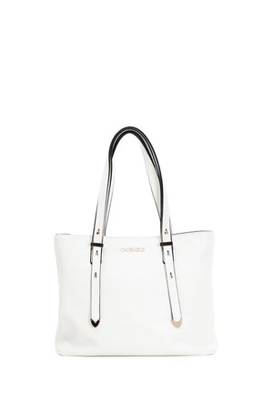 Witte leren tote bag met zwarte accenten, dubbele handvatten, rechthoekige vorm en een subtiel logo op de voorkant. Gladde textuur, minimalistisch ontwerp.