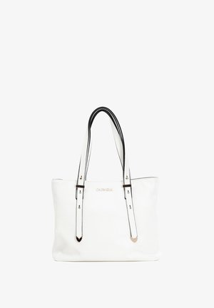 Bílá kožená taška přes rameno s černým lemováním, dvojitými uchy, obdélníkovým tvarem a jemným logem na přední straně. Hladká textura, minimalistický design.