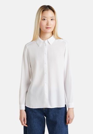 Weißes Langarmhemd aus glattem Stoff mit klassischem Kragen und durchgehender Knopfleiste, ausgestattet mit Manschetten und entspanntem Schnitt.