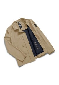 Beige jas met knoopsluiting aan de voorkant, kraag en lange mouwen. De binnenkant heeft een donkere voering en een gelabelde binnenzak met iconen.