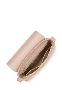 Borsa a tracolla in pelle rosa con superficie testurizzata, design aperto, dotata di due scomparti e una tasca con zip all'interno.