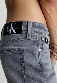 Calvin Klein Jeans Slim fit -farkut - grey denim