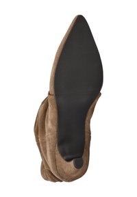 Bruine nubuck hoge hak schoen met een spitse neus en een gestructureerde zwarte rubberen zool. Voorzien van zachte plooien aan de bovenkant.