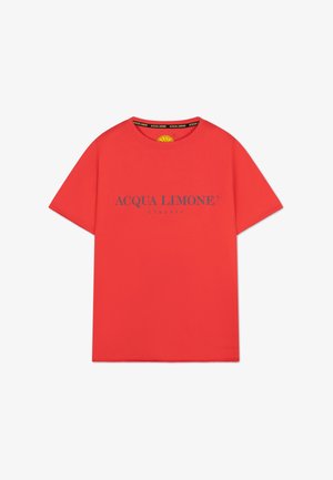 Röd bomullströja med rundad hals, korta ärmar och blått tryck med texten "ACQUA LIMONE classic" på framsidan. Mjukt, slätt tyg.