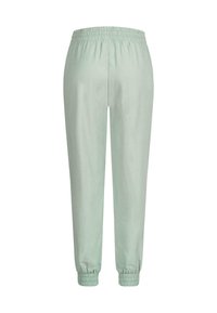 Pantalones verdes claros, con cintura elástica, acampanados y de textura suave, con puños fruncidos. Diseñados para mayor comodidad y libertad de movimiento.