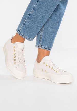 Sneakers - sand