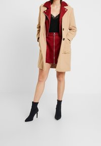 ONLY Petite Chaqueta de cuero sintético - dark red